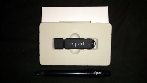 Alpari Japan アルパリロゴ入りボールペン＆USBメモリ（4GB）のセット